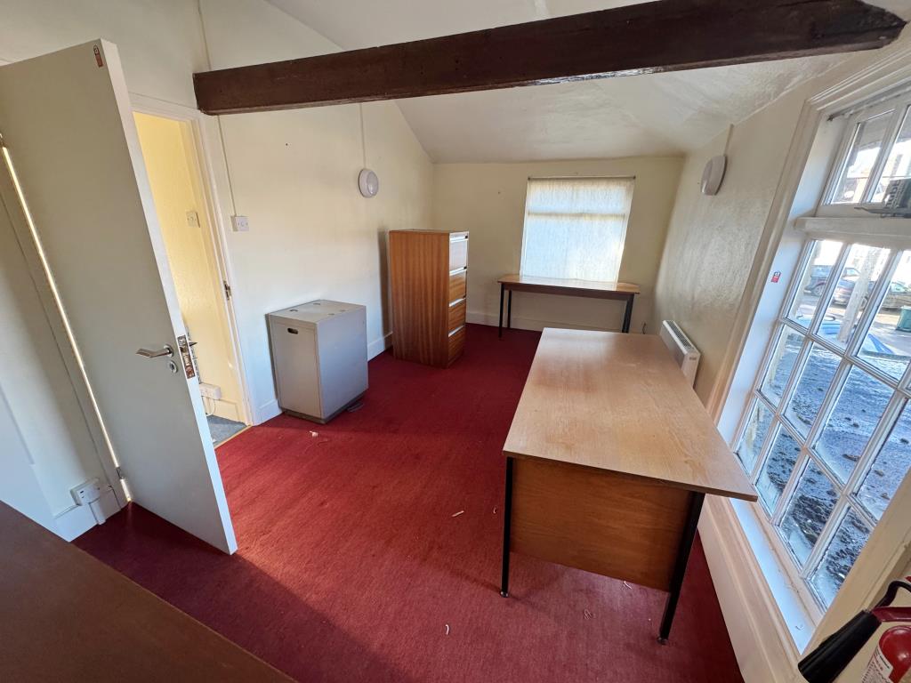 Lot: 43 - FREEHOLD OFFICES IN POPULAR VILLAGE WITH POTENTIAL - First floor - Room 1